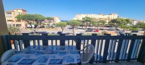 Vue grande plage à 100m, secteur Lydia, appartement 4 couchages, grand balcon, ventilateurs
