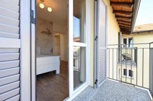 Lora Como residence, luxury suite 4, free private parking, self check-in