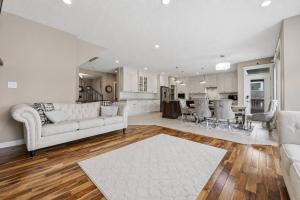 Luxury 4BR and 3,5 Bath in Beautiful Neighborhood