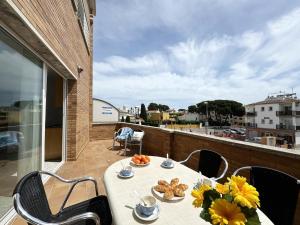Apartamento Manel 11: Piscina y a 5 Minutos de la Playa en Torroella de Montgrí - HISP-7-22