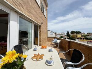 Apartamento Manel 11: Piscina y a 5 Minutos de la Playa en Torroella de Montgrí - HISP-7-22