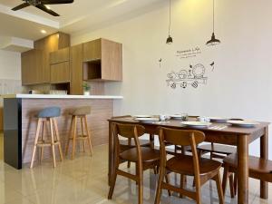 Sunset View 3BR Condo with Swimming Pool Free WiFi & Netflix near Lake Garden