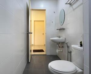 Sunset View 3BR Condo with Swimming Pool Free WiFi & Netflix near Lake Garden