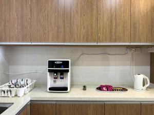 Sunset View 3BR Condo with Swimming Pool Free WiFi & Netflix near Lake Garden