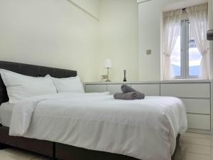 Comfy 2BR Condo with Swimming Pool & Free WiFi Netflix near Lake Garden Zoo