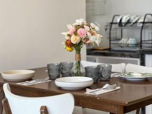 Comfy 2BR Condo with Swimming Pool & Free WiFi Netflix near Lake Garden Zoo