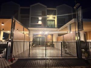 JaylinissMidtownKKC 3BR 3BA