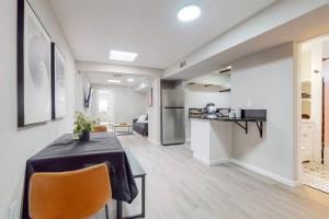 ⟫ Dog Run & Courtyard 2 Bedroom Apt wKing Bed W&D