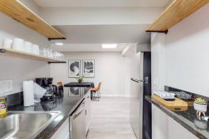 ⟫ Dog Run & Courtyard 2 Bedroom Apt wKing Bed W&D