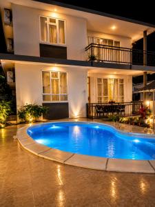 Yuti Homestay - Stunning 3BR Apartment with Pool - Sleeps 6 - Prime Location