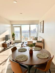 Luxury Residence in Center of Los Angeles 1B1B with Huge Balcony -Pool and BBQ on Roof
