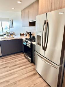 Luxury Residence in Center of Los Angeles 1B1B with Huge Balcony -Pool and BBQ on Roof