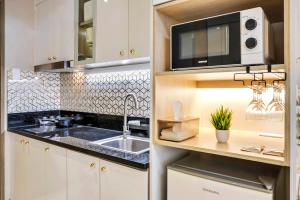 Modern Stay at Fame Residences