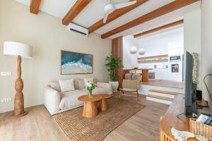 Villa Tomo by Pura Homes
