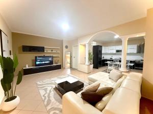 Seaside Serenity Central Apartment! Free Parking