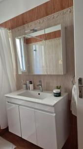 Elegant 2BR Apartment 5 Min Walk to Alimos Beach