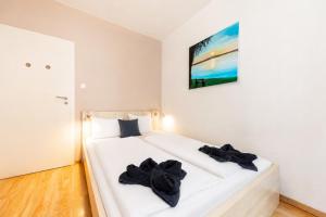 Prime Stay - Deluxe 2 Bedroom Family Apartment with Free Parking and Balcony
