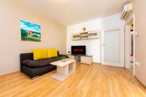 Prime Stay - Deluxe 2 Bedroom Family Apartment with Free Parking and Balcony