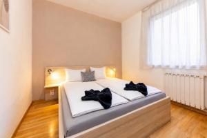 Prime Stay - Deluxe 2 Bedroom Family Apartment with Free Parking and Balcony