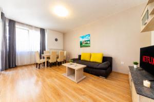 Prime Stay - Deluxe 2 Bedroom Family Apartment with Free Parking and Balcony