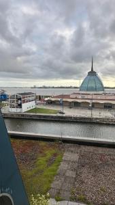 FeWo am Deich im Columbus Center mit Pool und Aufzug