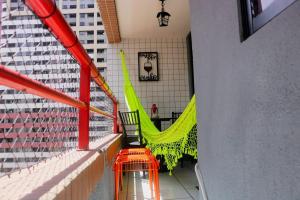 Apartamento com Varanda vista lateral para o mar