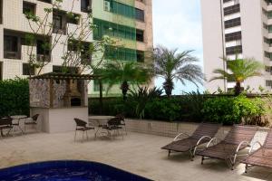 Apartamento com Varanda vista lateral para o mar