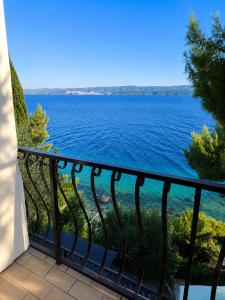Beachfront Apartment with Stunning Sea Views - Renovated 2025