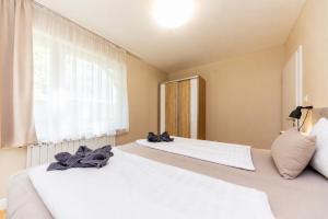 Prime Stay - Modern 3 Bedroom Family Apartment with Parking Included & Garden Access