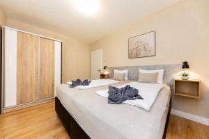 Prime Stay - Modern 3 Bedroom Family Apartment with Parking Included & Garden Access