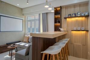 The Horizon Suite - 2BR with Balcony, Scenic Mountain View, Projector & Smart Toilet