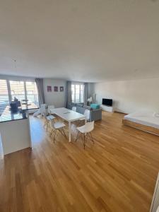 New Penthouse Loft with Rooftop Terrace 50sqm, Hot Tub, Open Kitchen Island, 2 BR, City Center