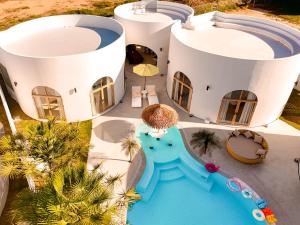 White Curve Villa