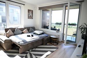 Elegant new flat near Airport TRAM to centre