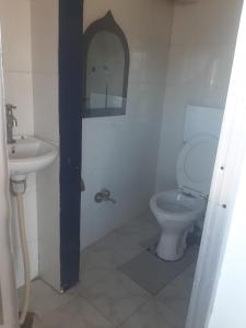 Home Homestay 2BHK Couple & Family friendly prime location-Easy access to Mall Rd-city view- kitchen