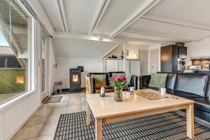 Lovely Renovated Holiday Home Near The Sea Sj643