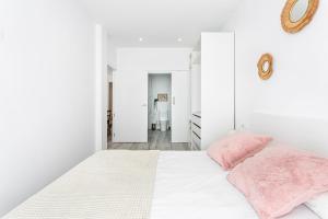 Newly renovated apartment next to Turia Gardens