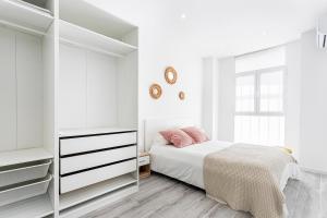 Newly renovated apartment next to Turia Gardens