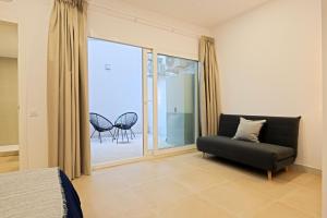 Modern apartment with patio and two bathrooms