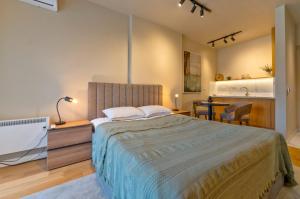 Balkan square Apt65