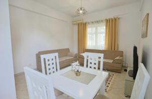 Luris Apartments