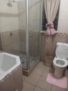 Cozy Guest Room with Private Facilities in Randburg