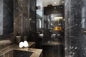 A Sumptuous 1BR with Services