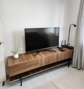 1Newly Opened, Prime Bukchon Location, Hanok Village View, 56 sqm, 8 Min to Anguk Station, Sleeps up to 6