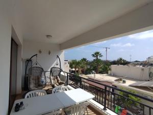 Othello Apartment with Pool, Balcony, Rooftop Hot Tub & 800 m walk to sandy beach