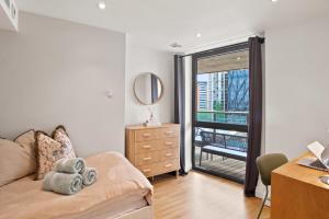 The Paddington Residence - Paddington Central, Balcony with Canal Views, Air Con, Parking