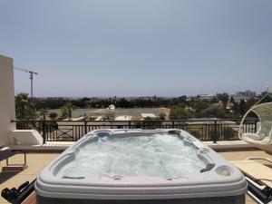 Othello Apartment with Pool, Balcony, Rooftop Hot Tub & 800 m walk to sandy beach