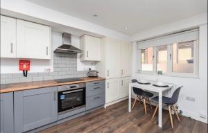 New Near Leeds Arena Stay with WiFi and Parking