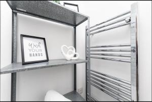 New Near Leeds Arena Stay with WiFi and Parking