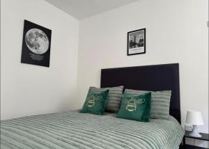 New Near Leeds Arena Stay with WiFi and Parking